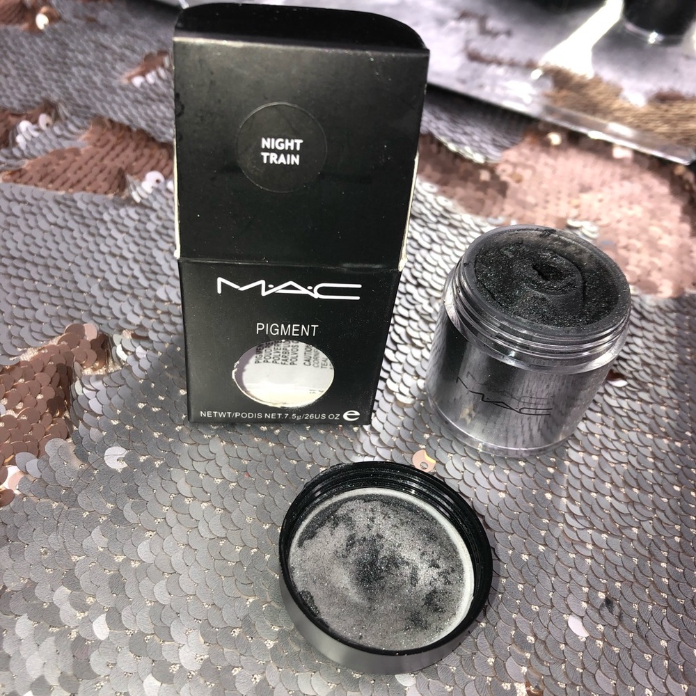 M.A.C. Eye pigment products
